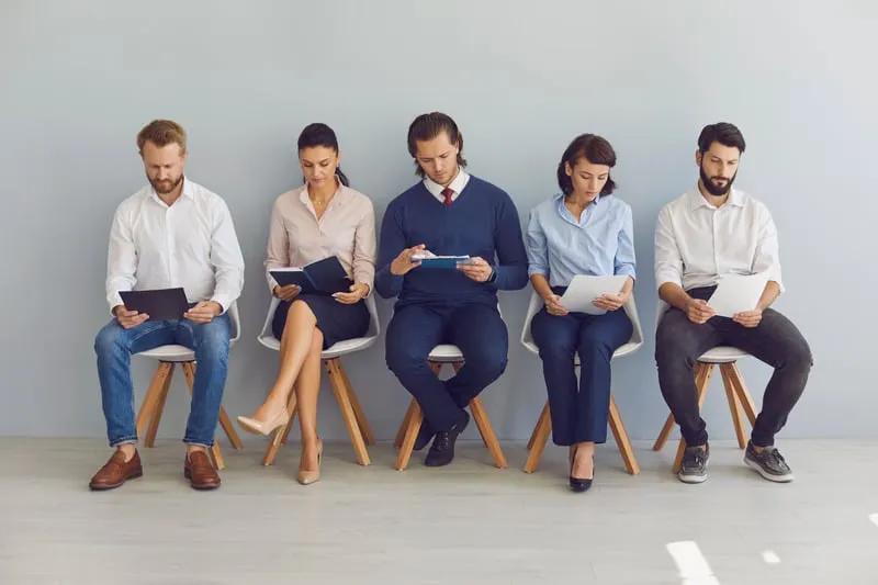 Grupo de pessoas aguardando entrevista